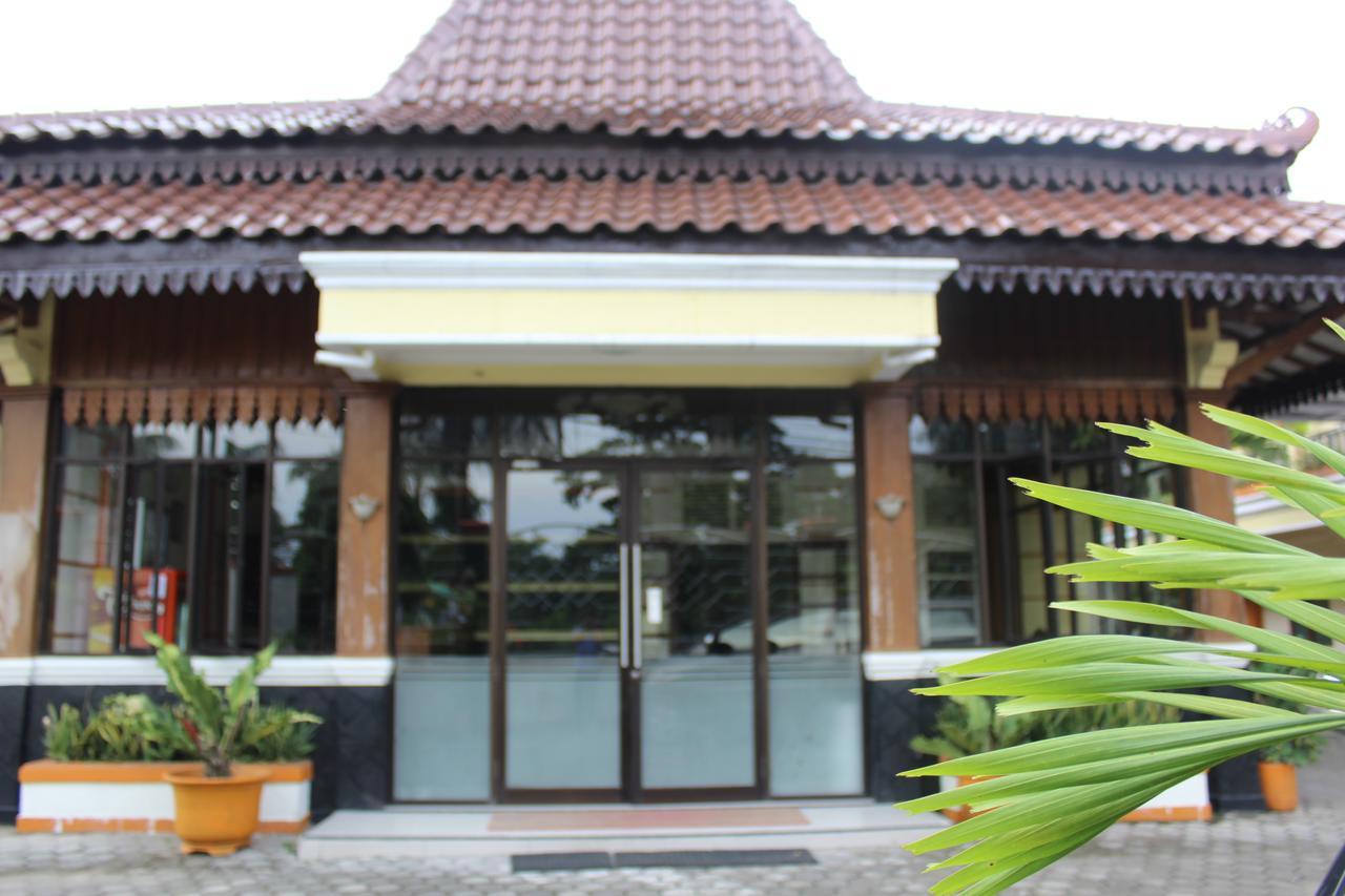 Simpang Tujuh Hotel Cepu Exterior photo