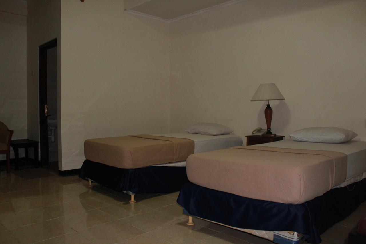 Simpang Tujuh Hotel Cepu Exterior photo
