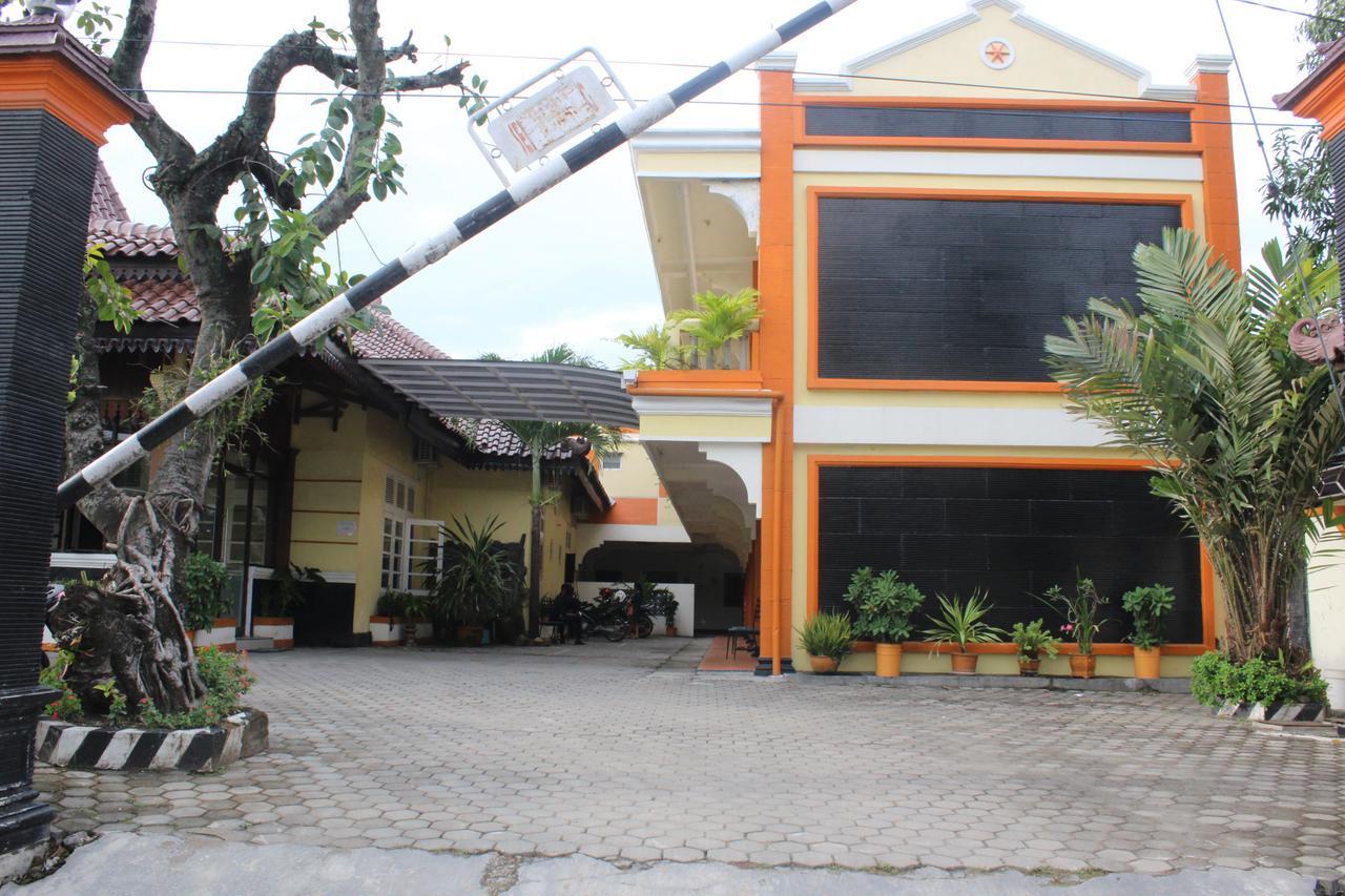 Simpang Tujuh Hotel Cepu Exterior photo