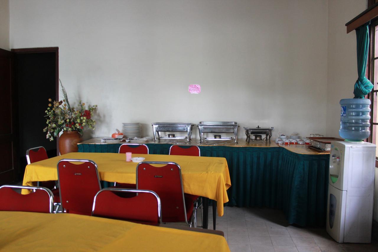 Simpang Tujuh Hotel Cepu Exterior photo