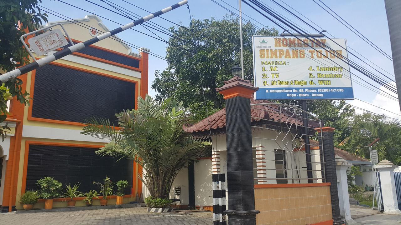 Simpang Tujuh Hotel Cepu Exterior photo