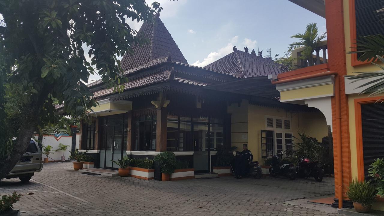 Simpang Tujuh Hotel Cepu Exterior photo
