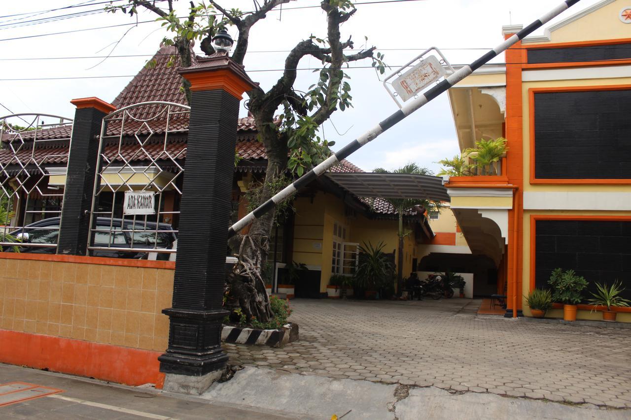 Simpang Tujuh Hotel Cepu Exterior photo